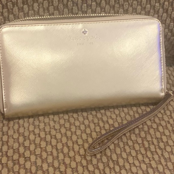 EUC Kate  Spade  gold leather wristlet.  Zipper closure - Picture 6 of 10